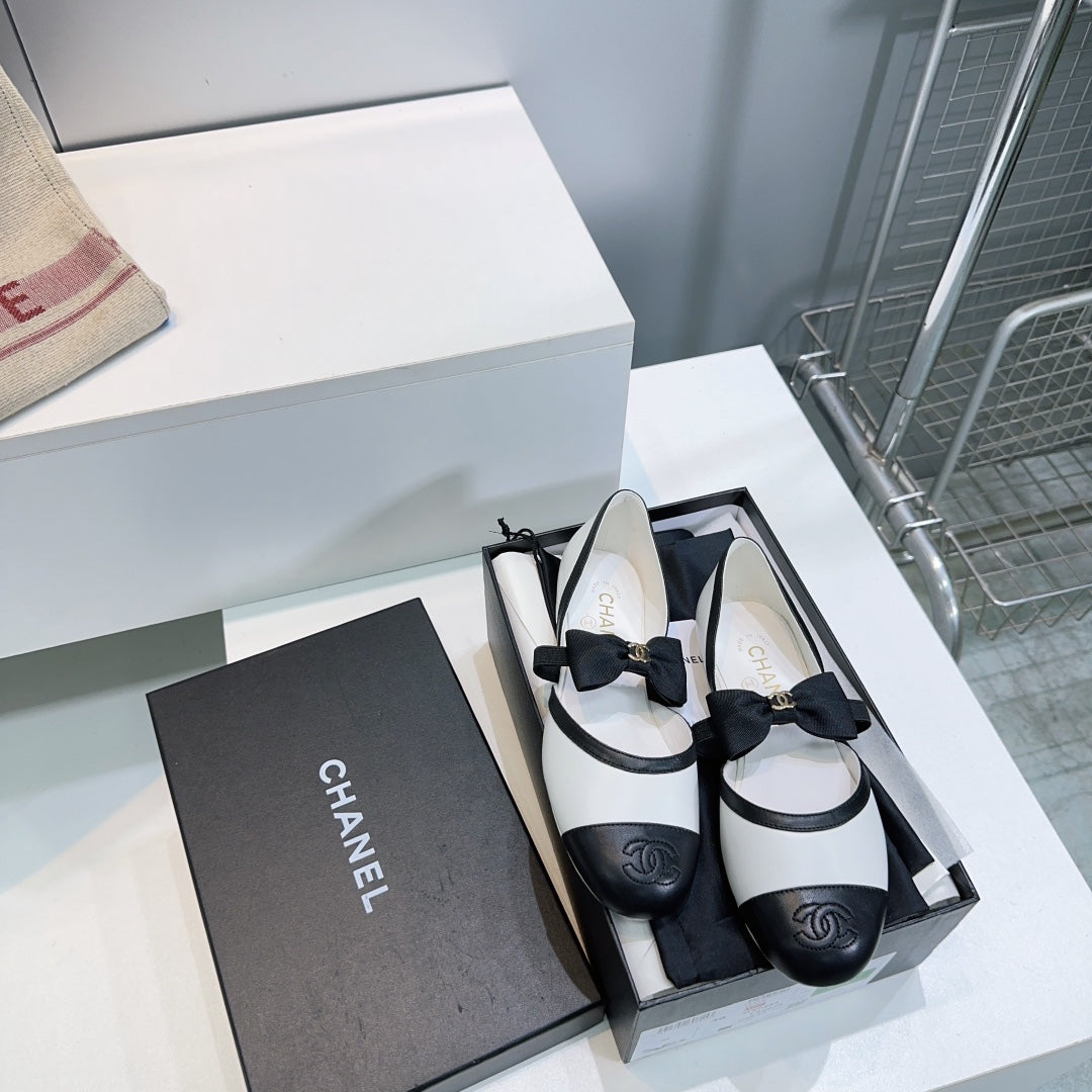 CHANEL FLAT MARY JANE SHOES 25S IN WHITE MIX BLACK LAMBSKIN EMBOSSED LOGO WITH BOW