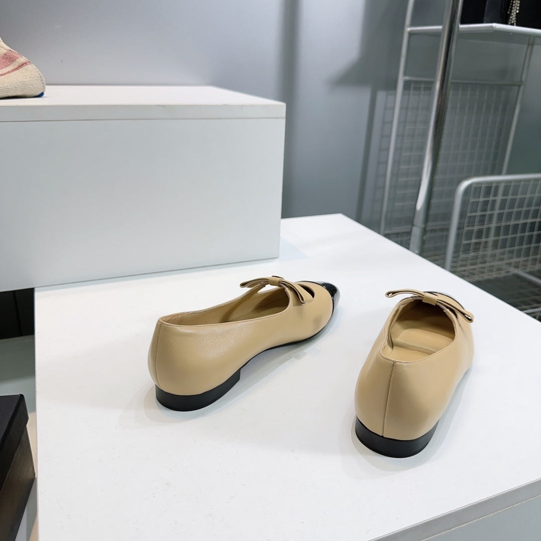 CHANEL FLAT MARY JANE SHOES 25S IN BEIGE LAMBSKIN MIX BLACK GLOSSY WITH BOW