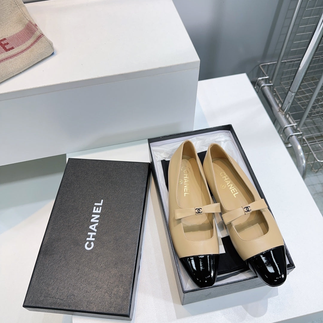CHANEL FLAT MARY JANE SHOES 25S IN BEIGE LAMBSKIN MIX BLACK GLOSSY WITH BOW