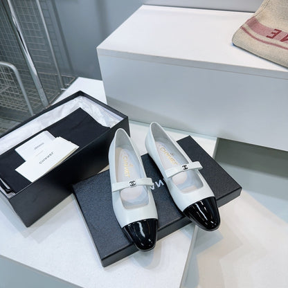 CHANEL FLAT MARY JANE SHOES 25S IN WHITE LAMBSKIN MIX BLACK GLOSSY WITH BOW