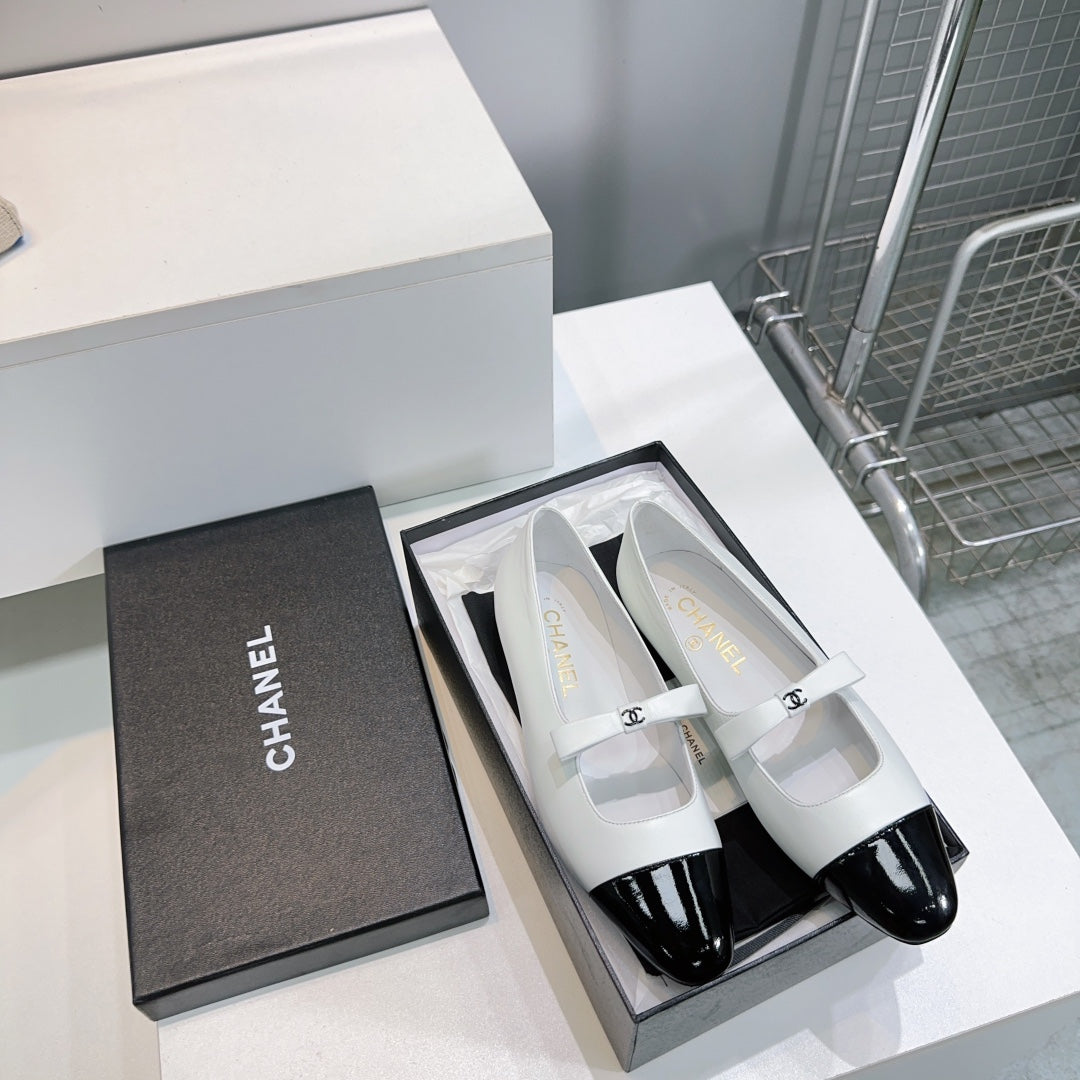 CHANEL FLAT MARY JANE SHOES 25S IN WHITE LAMBSKIN MIX BLACK GLOSSY WITH BOW