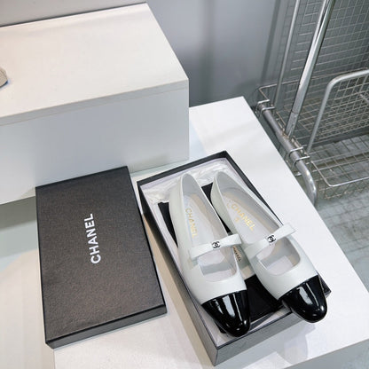 CHANEL FLAT MARY JANE SHOES 25S IN WHITE LAMBSKIN MIX BLACK GLOSSY WITH BOW