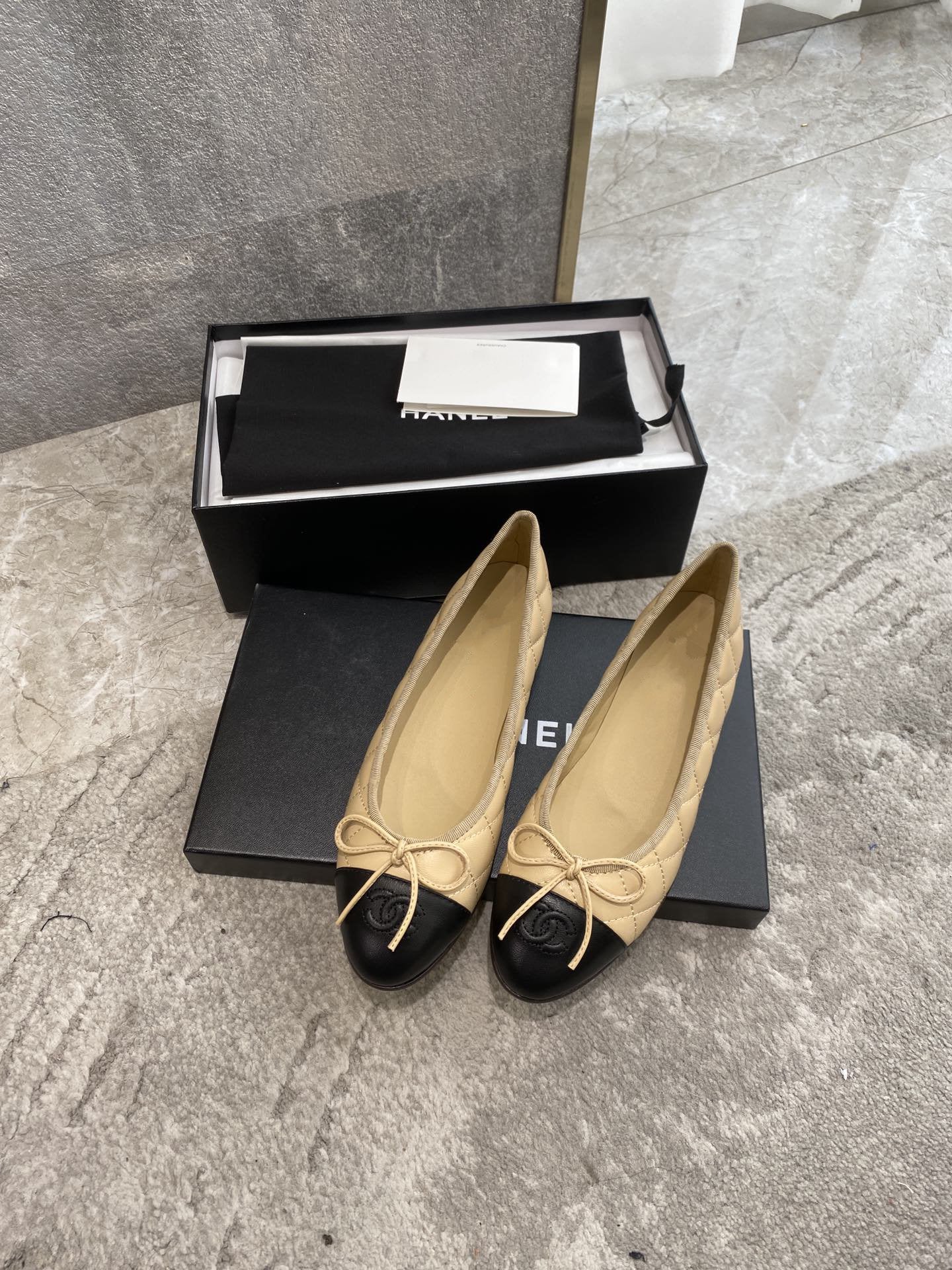 BALLET FLATS BEIGE BLACK QUILTED LAMBSKIN