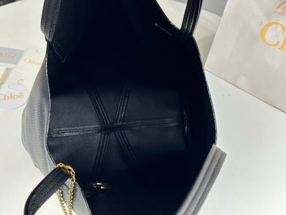 Chlo Spin tote bag in black grained leather