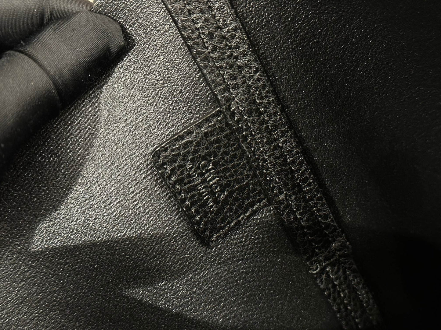 Chlo Spin tote bag in black grained leather