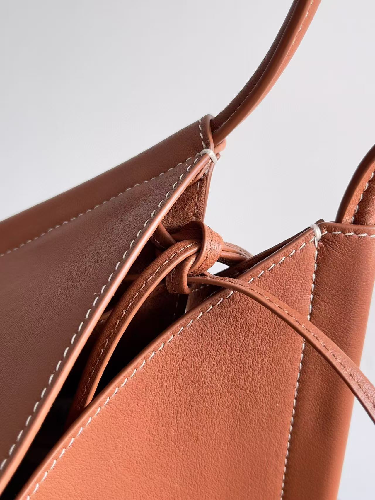 MEDIUM SOLSTICE 44 IN BROWN LAMBSKIN