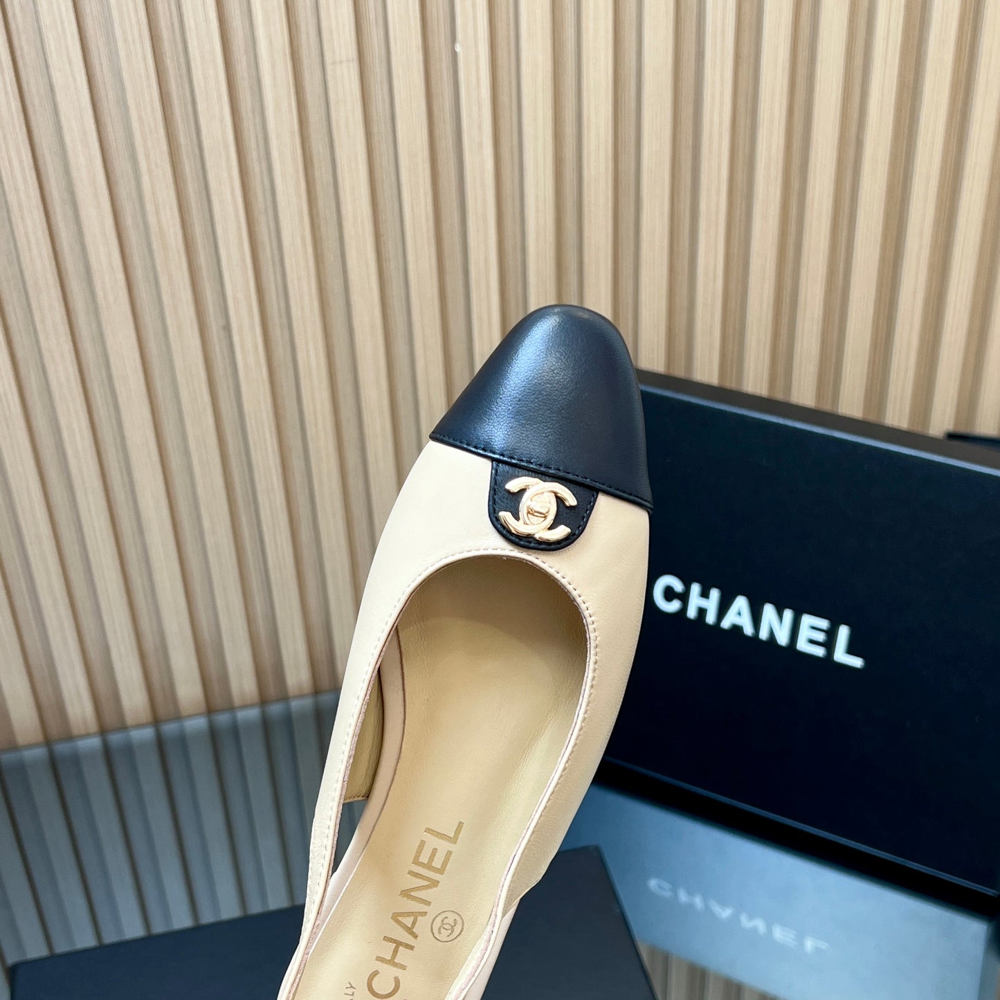 CHANEL 25S SLINGBACK FLATS IN BEIGE CALFSKIN GOLD HARDWRE