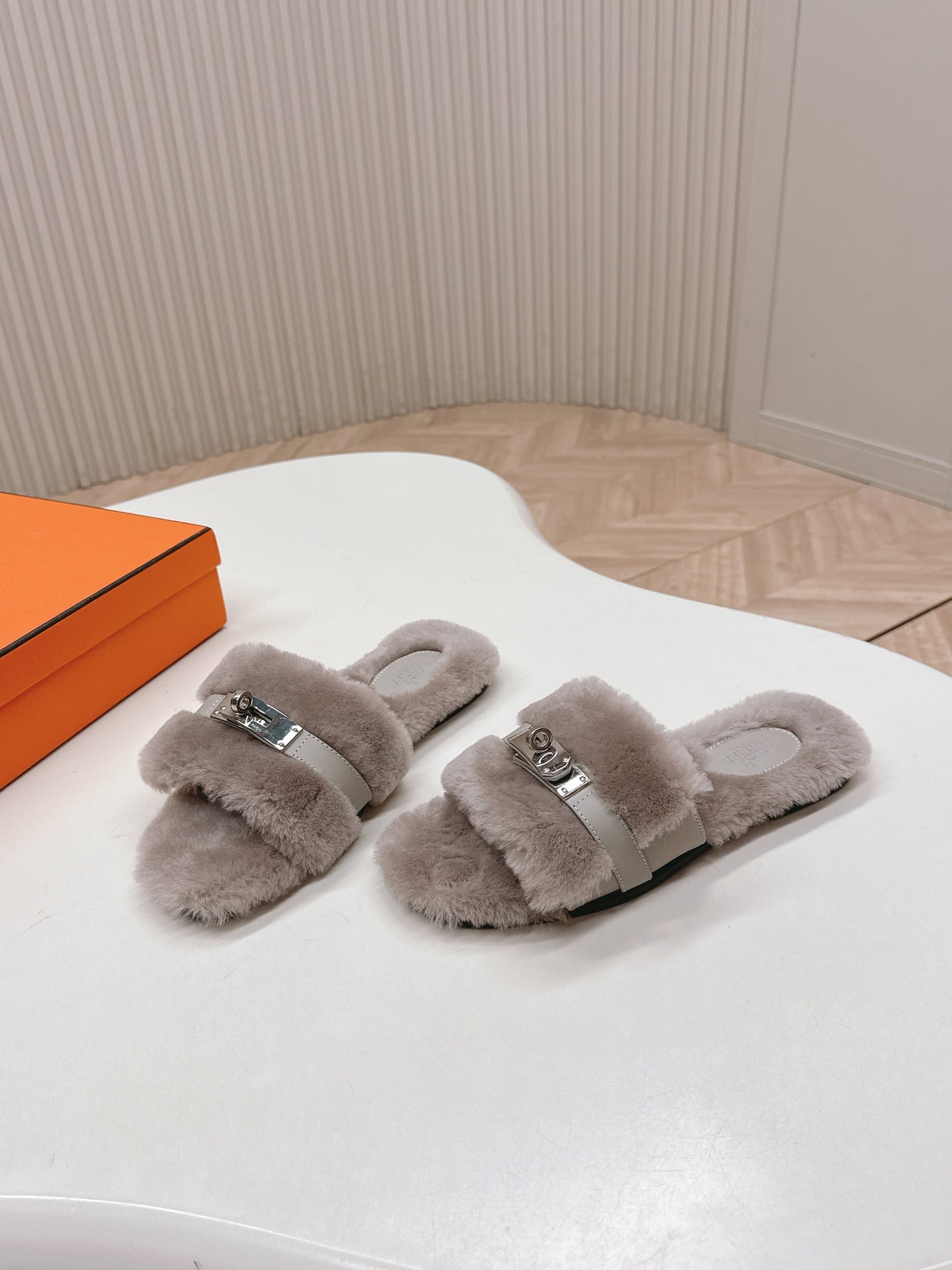 HM 25S ORAN SANDAL IN PALE BEIGE GRAY SHEARLING WITH SILVER HARDWARE