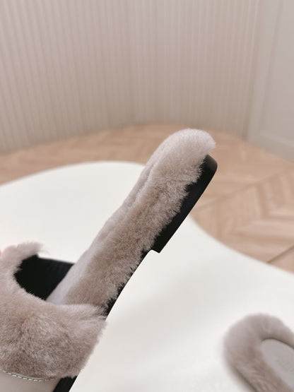 HM 25S ORAN SANDAL IN PALE BEIGE GRAY SHEARLING WITH SILVER HARDWARE