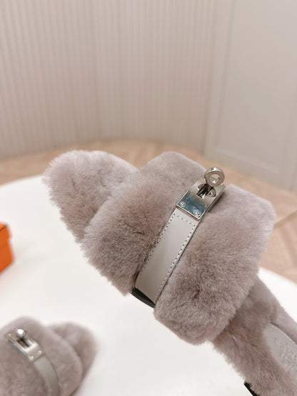 HM 25S ORAN SANDAL IN PALE BEIGE GRAY SHEARLING WITH SILVER HARDWARE