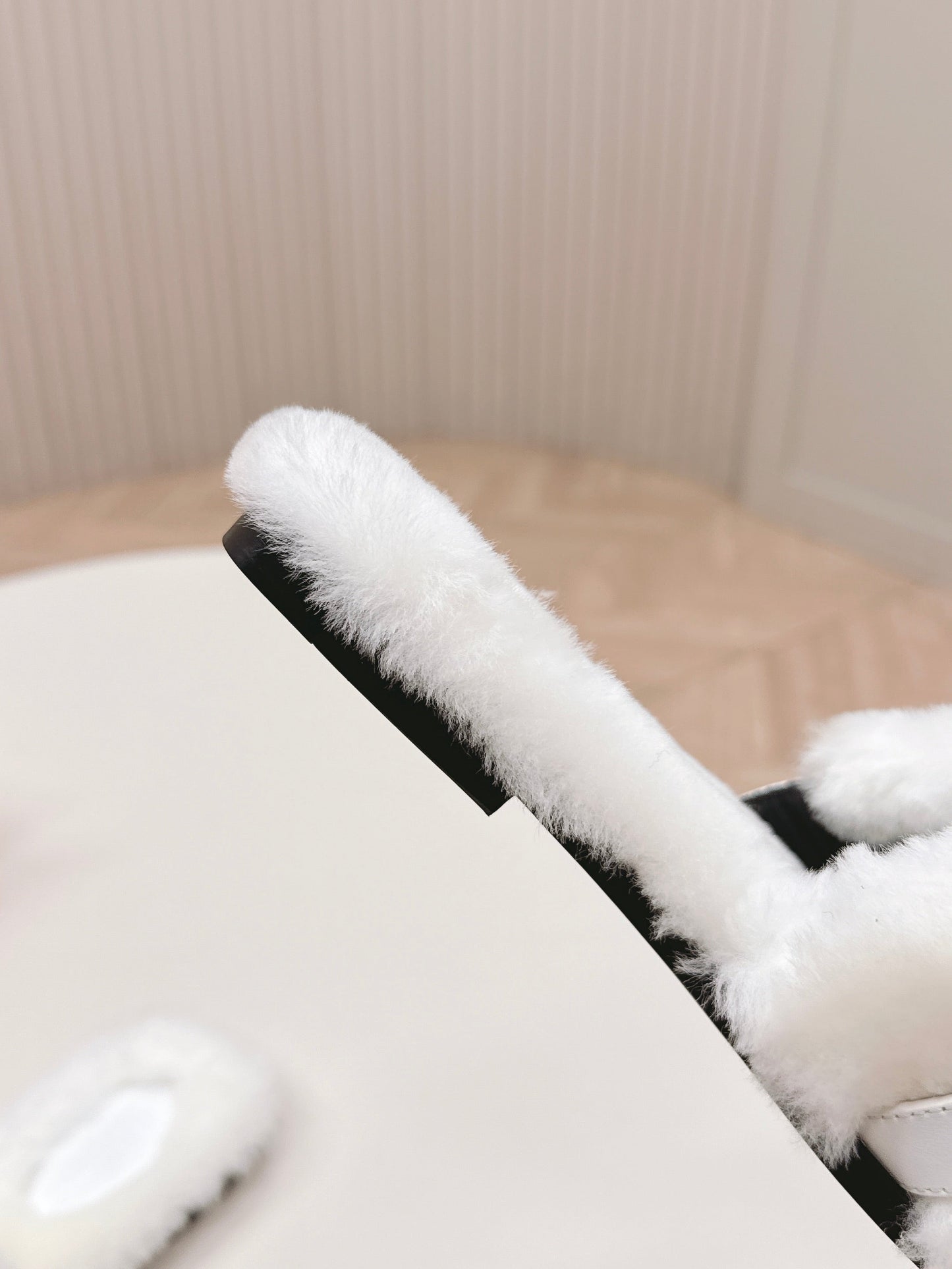 HM 25S ORAN SANDAL IN WHITE SHEARLING WITH SILVER HARDWARE