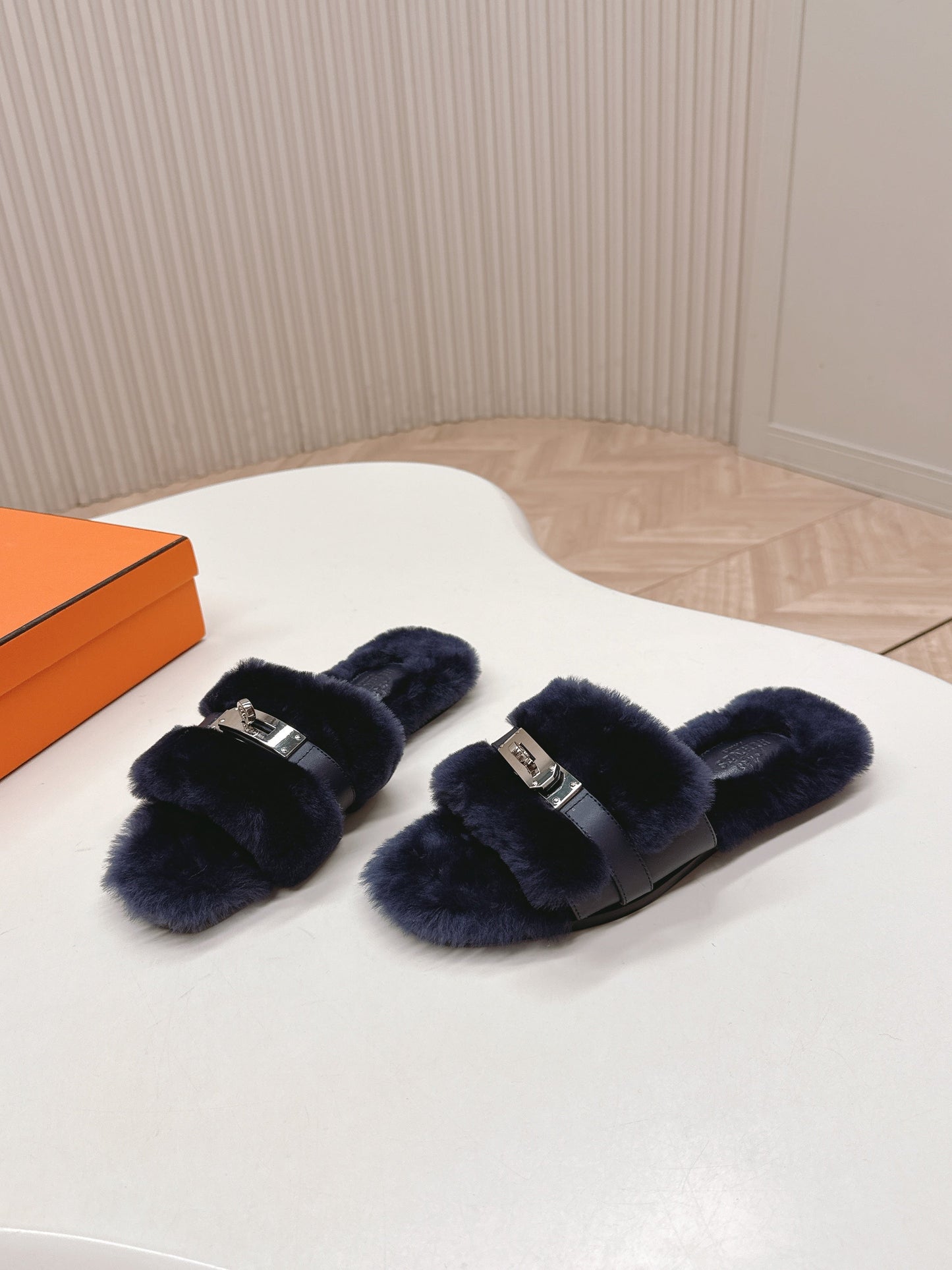 HM 25S ORAN SANDAL IN CHARCOAL NAVY SHEARLING WITH SILVER HARDWARE