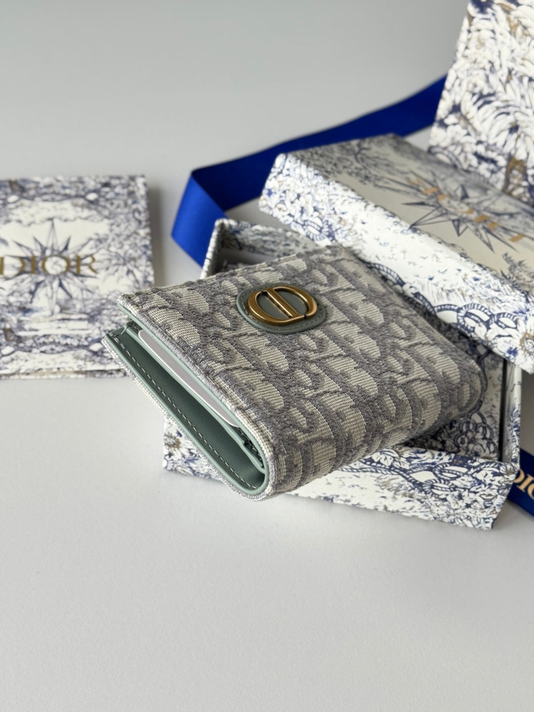 DIOR 25S 30 MONTAIGNE DAHLIA WALLET 11 IN GRAY DIOR OBLIQUE JACQUARD