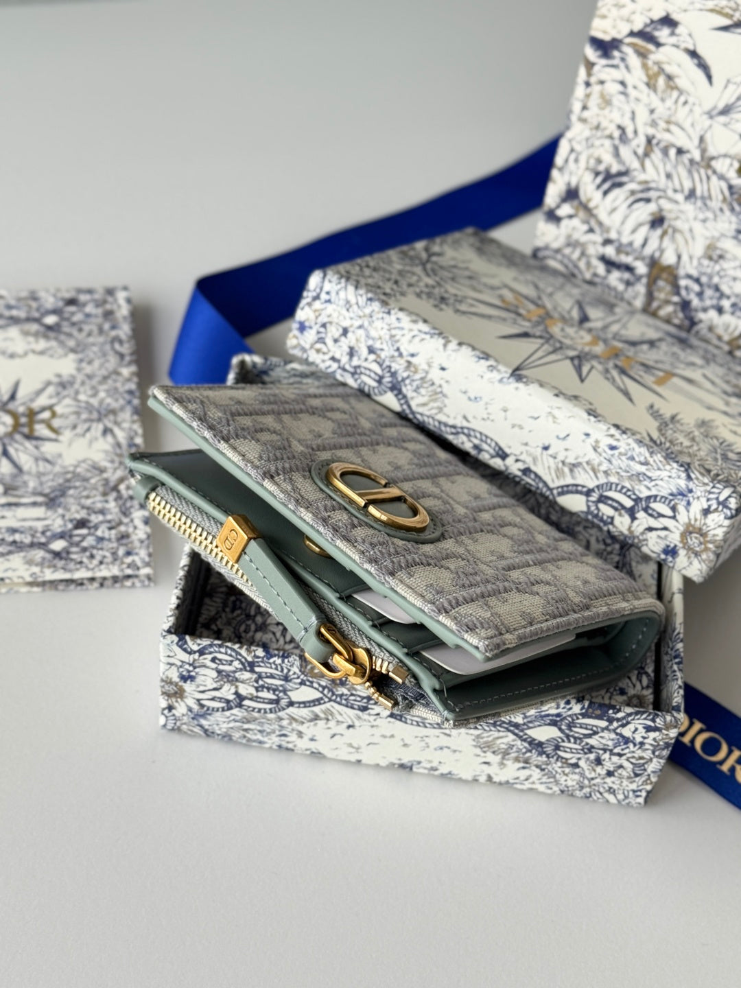 DIOR 25S 30 MONTAIGNE DAHLIA WALLET 11 IN GRAY DIOR OBLIQUE JACQUARD