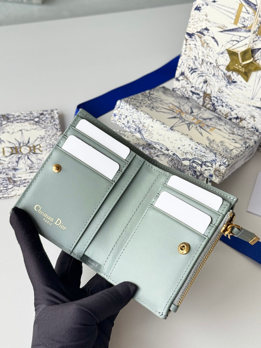 DIOR 25S 30 MONTAIGNE DAHLIA WALLET 11 IN GRAY DIOR OBLIQUE JACQUARD