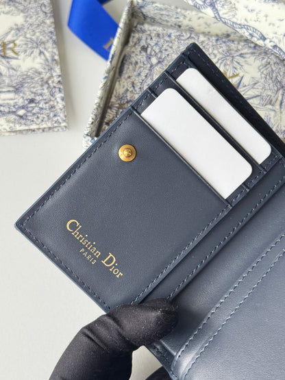 DIOR 25S 30 MONTAIGNE DAHLIA WALLET 11 IN BLUE DIOR OBLIQUE JACQUARD