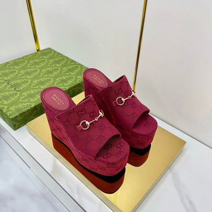 GG WEDGE SLIDES 110 IN RED FABRIC WITH GOLD HARDWARE