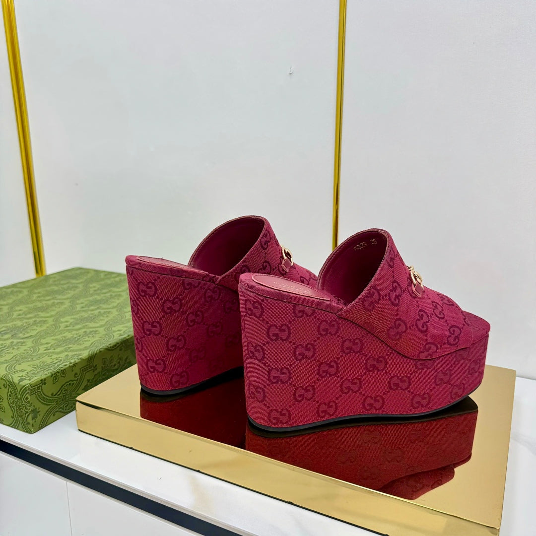 GG WEDGE SLIDES 110 IN RED FABRIC WITH GOLD HARDWARE