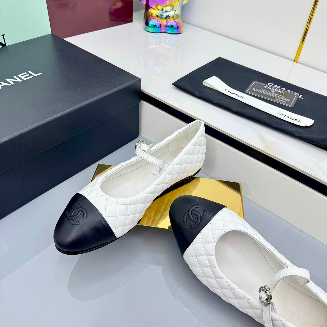 CC MARY JANE FLAT 25S IN WHITE LAMBSKIN EMBOSSED LOGO