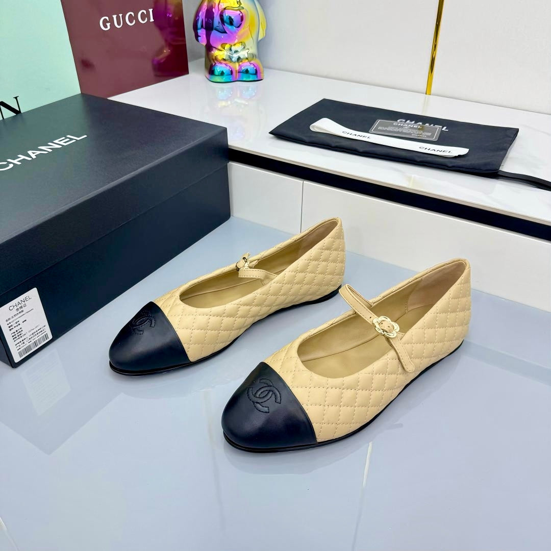 CC MARY JANE FLAT 25S IN BEIGE LAMBSKIN EMBOSSED LOGO