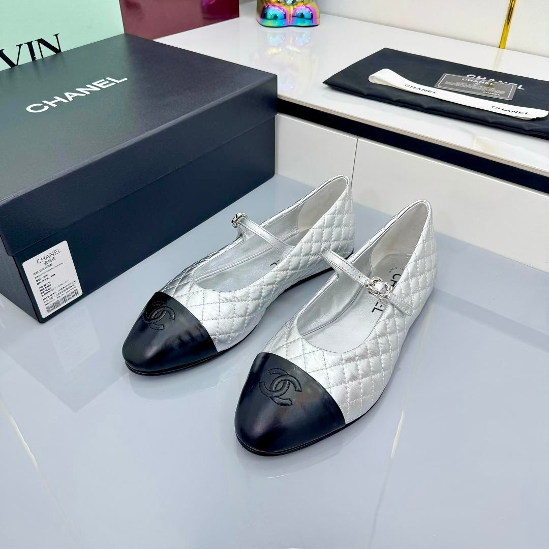 CC MARY JANE FLAT 25S IN SILVER LAMBSKIN EMBOSSED LOGO