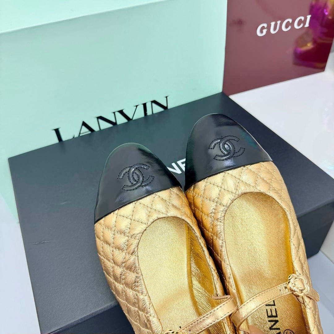 CC MARY JANE FLAT 25S IN GOLD LAMBSKIN EMBOSSED LOGO