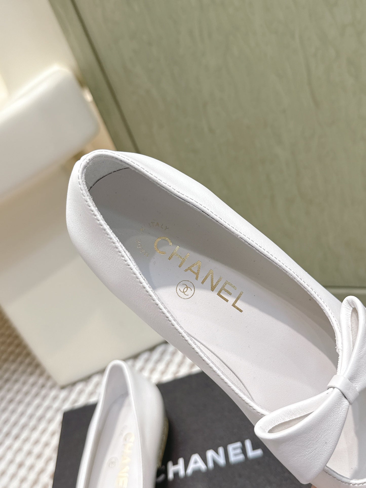 CHANEL 25S MARY JANE BALLET FLATS IN WHITE LAMBSKIN BLACK PATENT CAP TOE WITH BOW