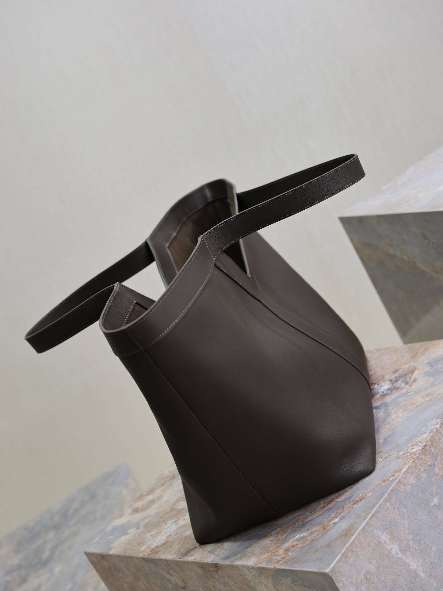 YSL 25S Y MAXI TOTE 50 IN MUTED CHARCOAL CALFSKIN GOLD HARDWARE