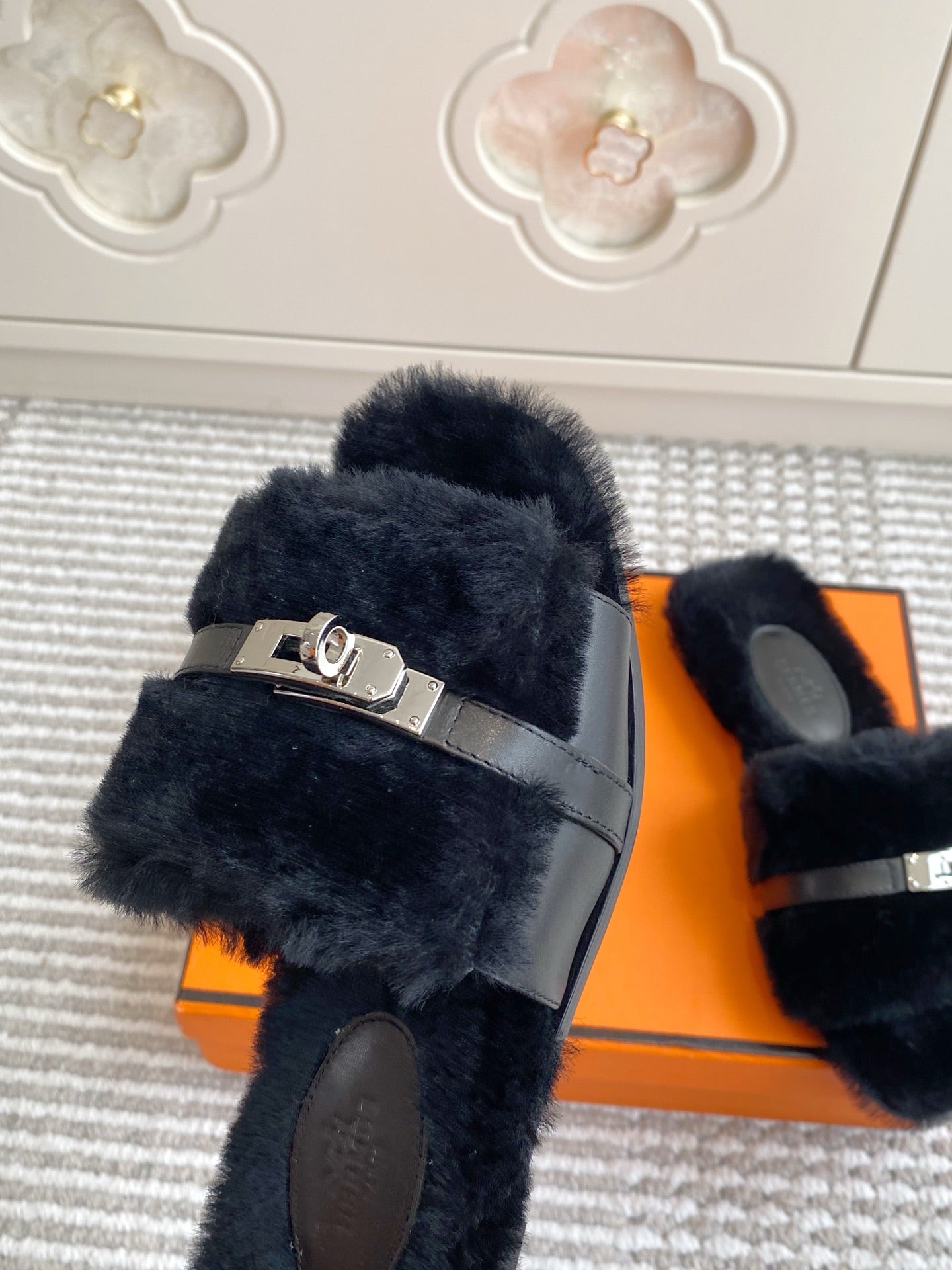 HM 25S GIULIA SANDAL IN BLACK SHEARLING WITH SILVER HARDWARE