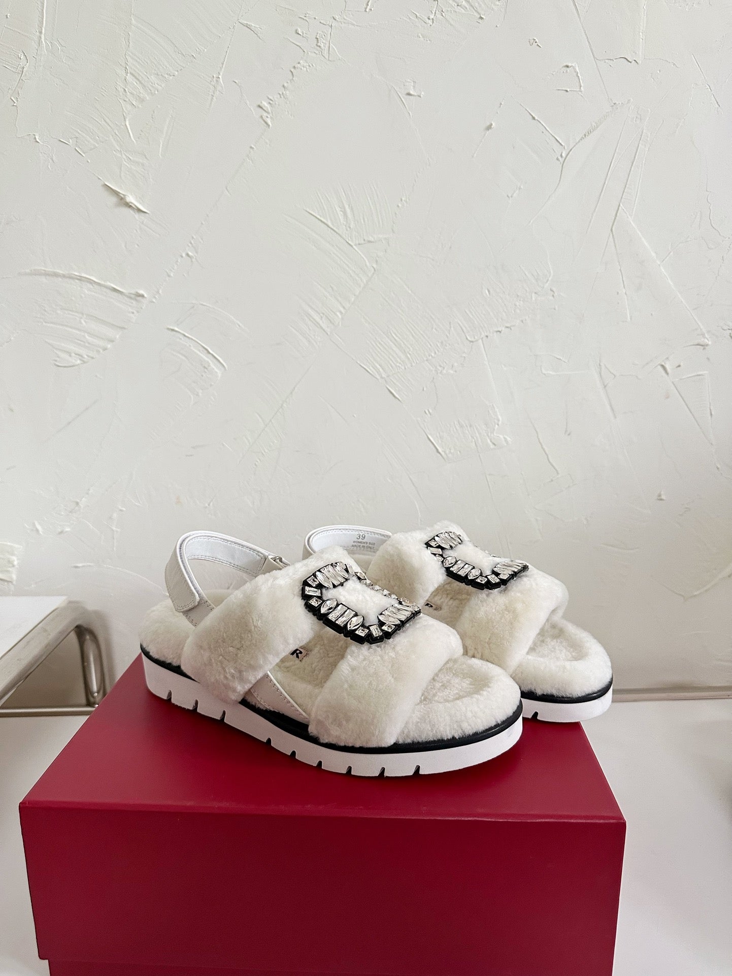 SLIDY VIV' WINTER FUR STRASS BUCKLE SANDALS IN WHITE SHEARLING