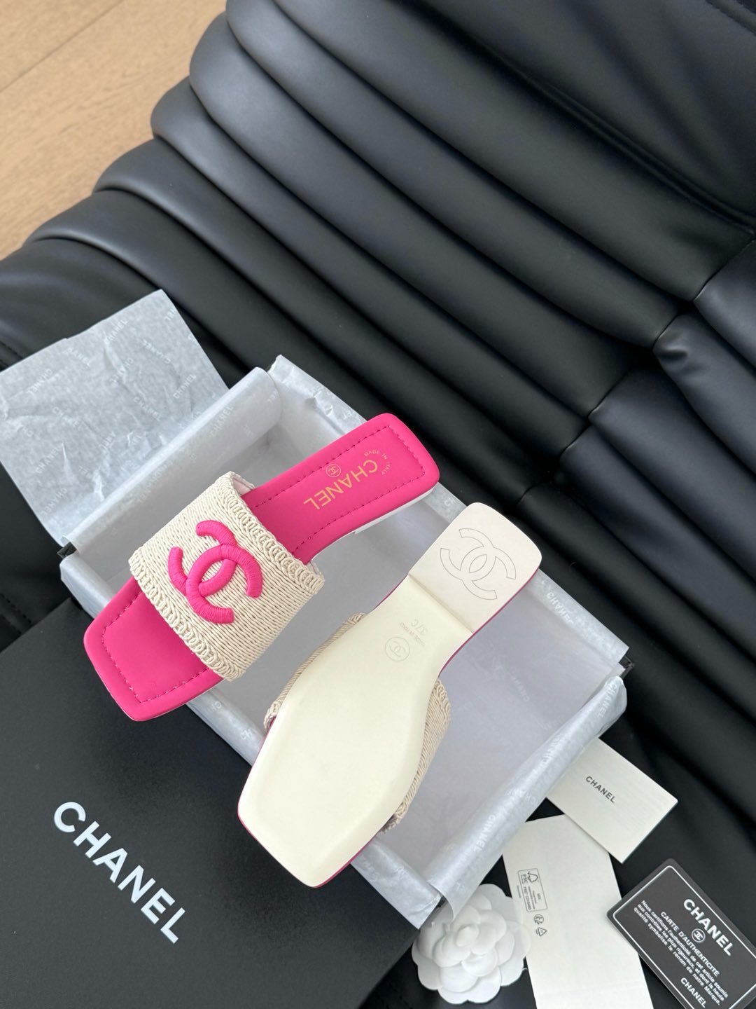 WOVEN SLIDE IN RAFFIA AND BRIGHT PINK LAMBSKIN