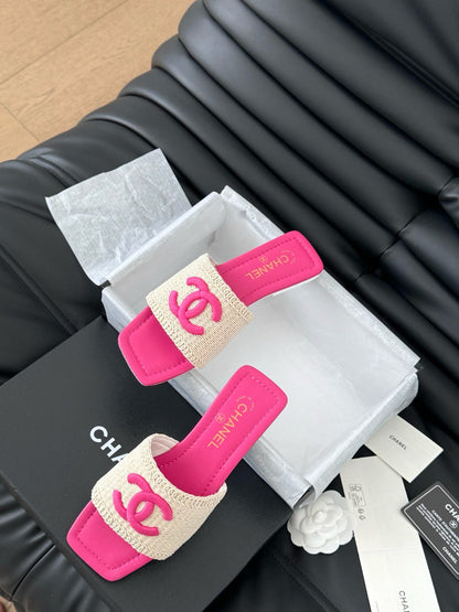 WOVEN SLIDE IN RAFFIA AND BRIGHT PINK LAMBSKIN