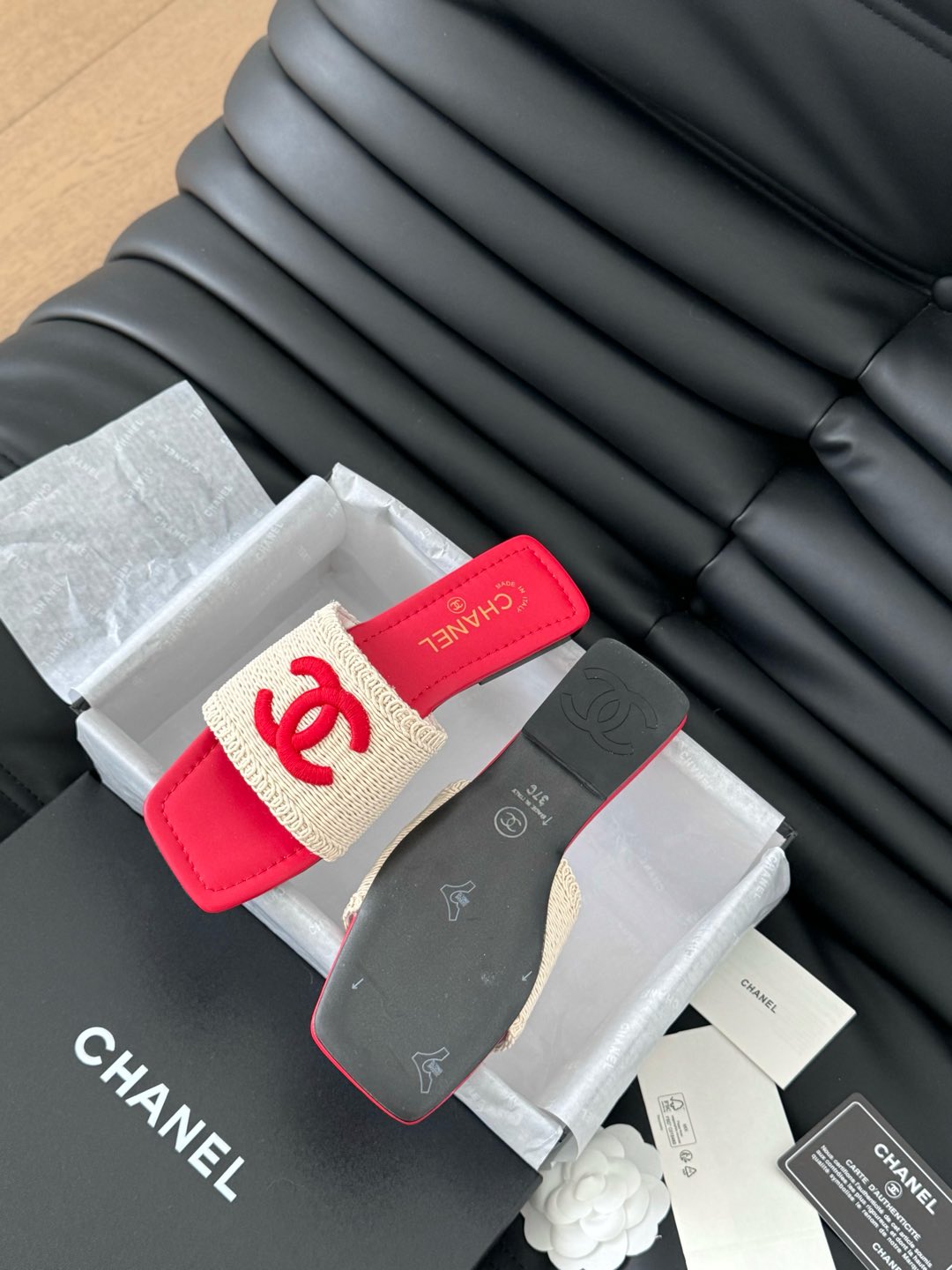 WOVEN SLIDE IN RAFFIA AND RUBY RED LAMBSKIN