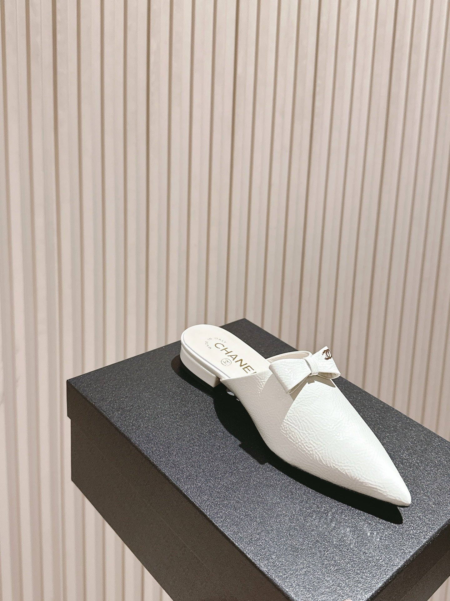 CC FLAT MULES 25S IN WHITE PATENT LEATHER