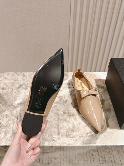 CC FLATS 25S IN BEIGE PATENT LEATHER