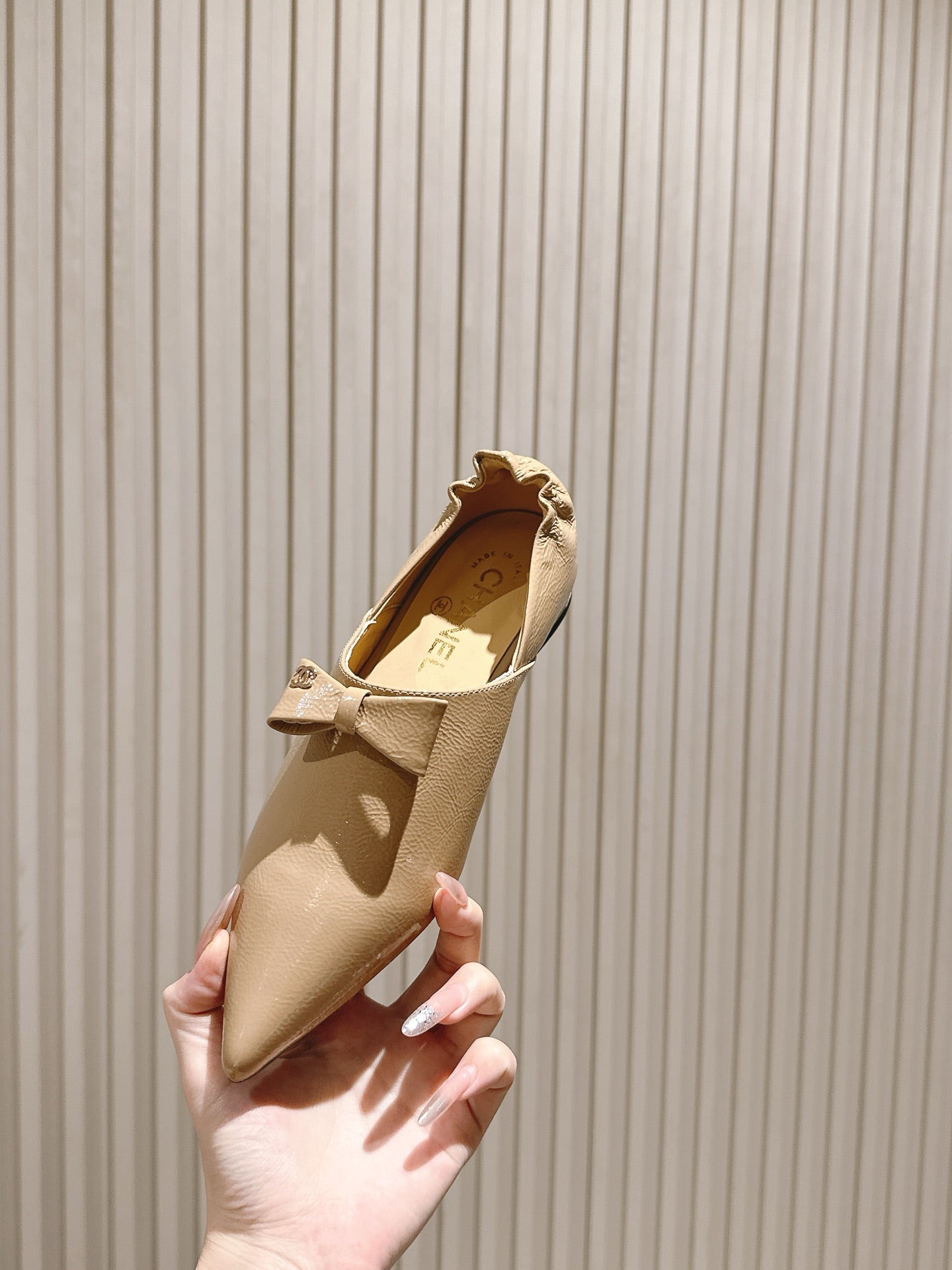 CC FLATS 25S IN BEIGE PATENT LEATHER