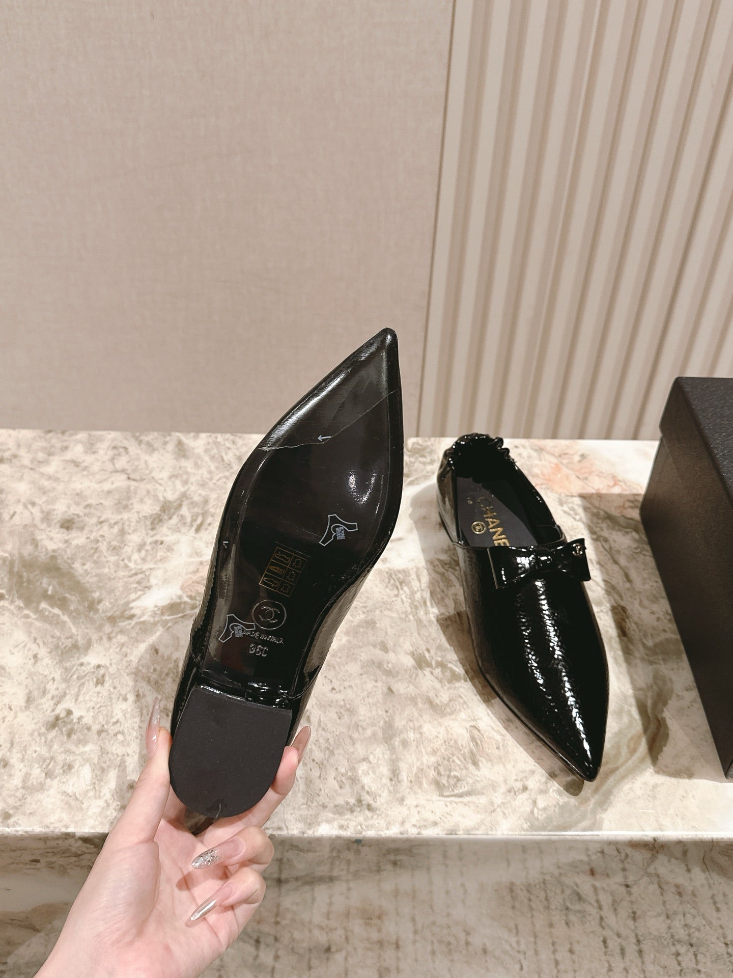 CC FLATS 25S IN BLACK PATENT LEATHER