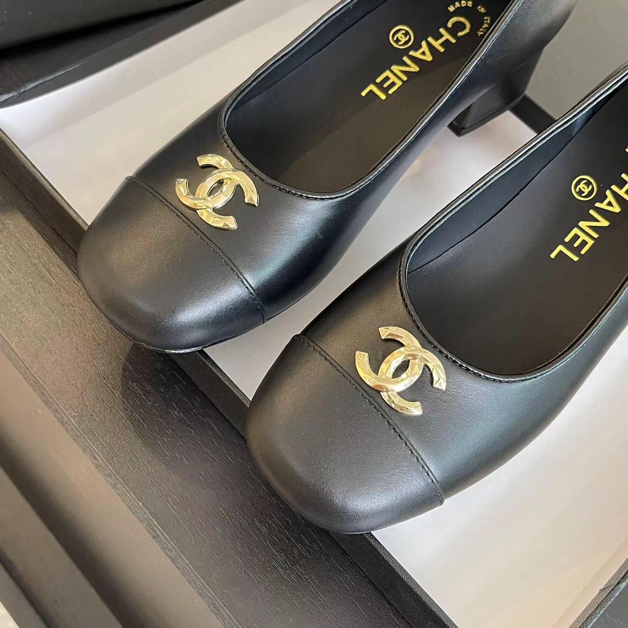 CC PUMP BLACK CALFSKIN