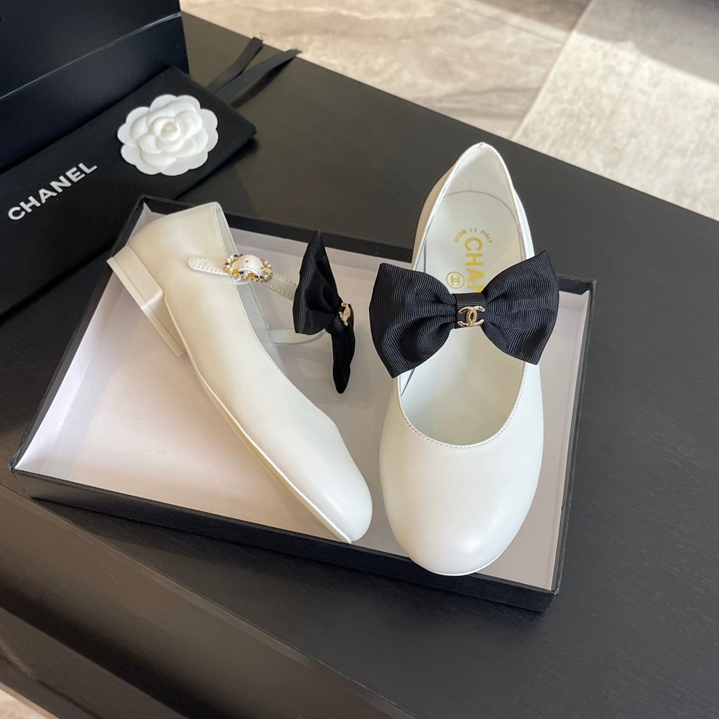 BALLET FLAT WHITE LAMBSKIN WITH BLACK BOW