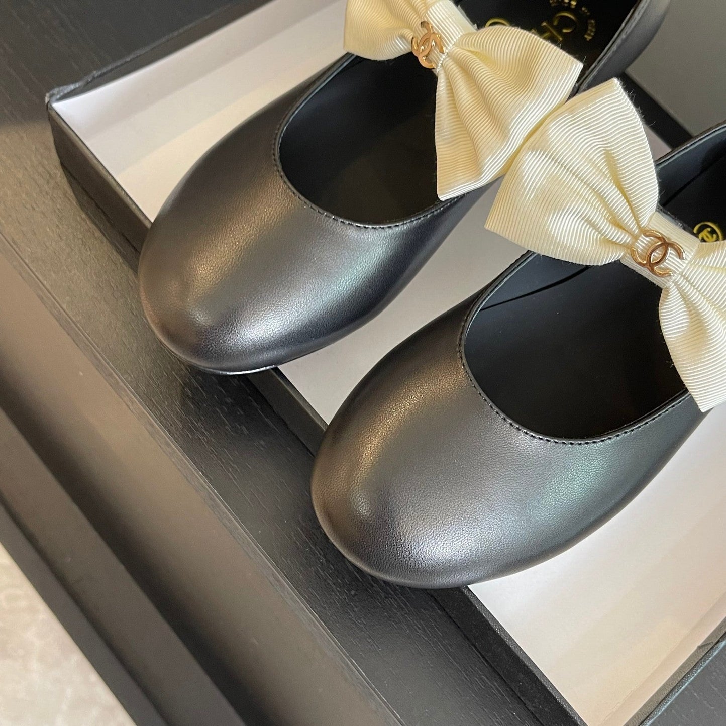 BALLET FLAT BLACK LAMBSKIN WITH WHITE BOW