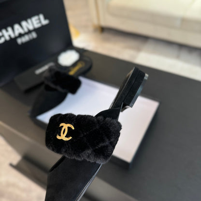CC MULE IN BLACK SMOOTH FLEECE WITH GOLD HARDWARE