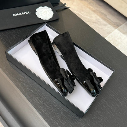 BALLET FLATS IN BLACK SUEDE WITH CAMELLIA