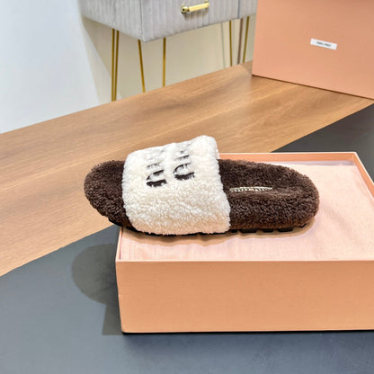 WOOL SLIPPER WHITE AND CHOCOLATE