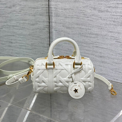GROOVE 17 BAG IN WHITE MACROCANNAGE CALFSKIN WITH GOLD HARDWARE