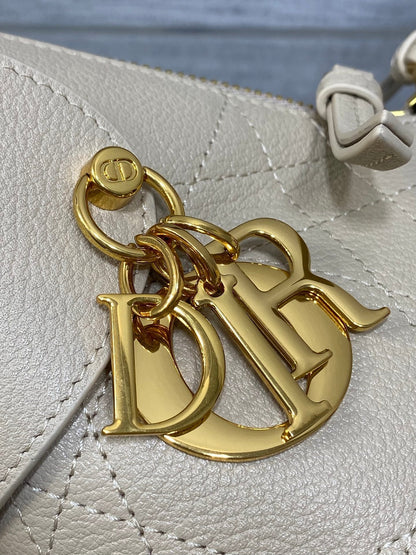 DIOR 25S SMALL VOYAGE BAG 23 IN POWDER BEIGE FLAT MACROCANNAGE GRAINED CALFSKIN