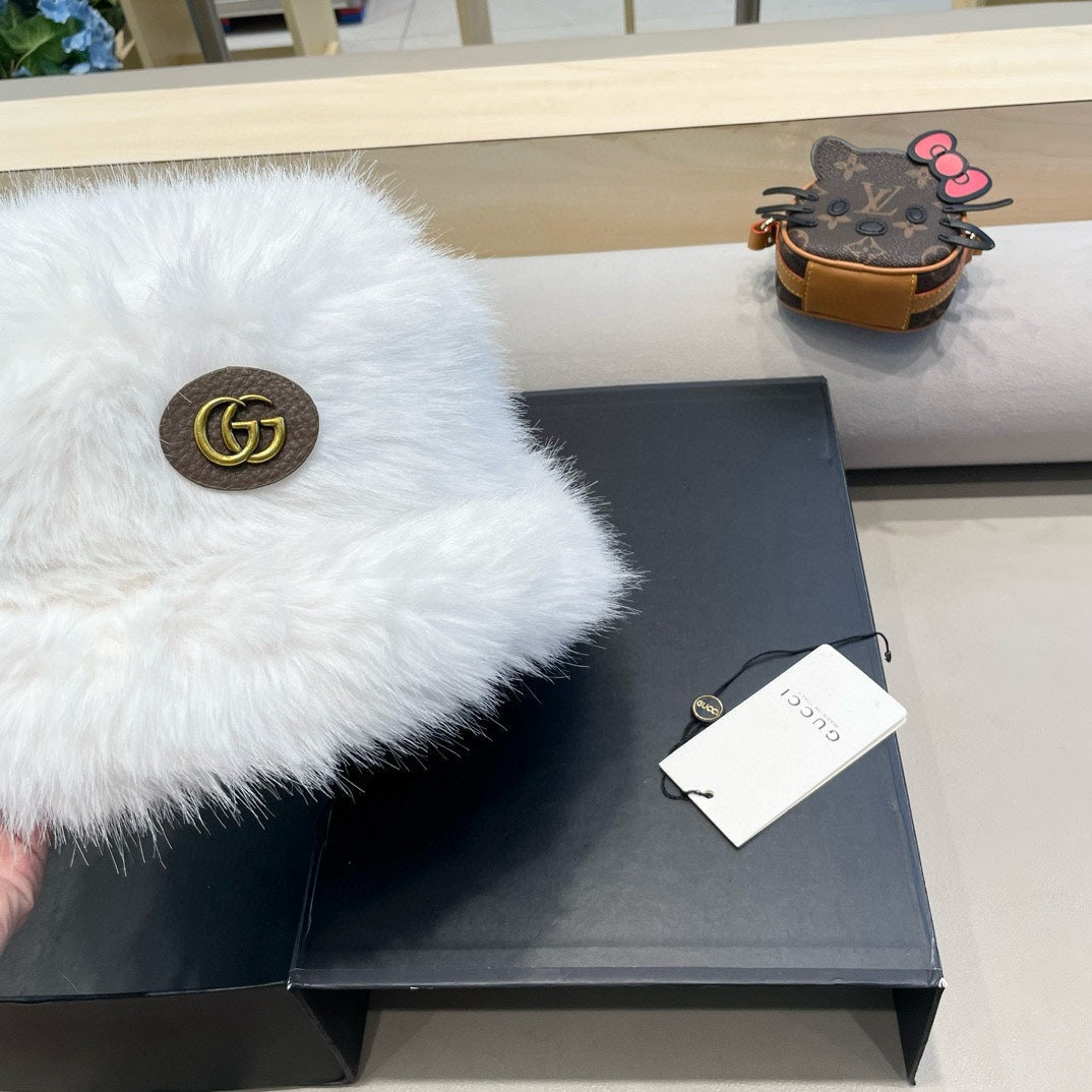 BUCKET HAT IN WHITE FOX FUR 404750