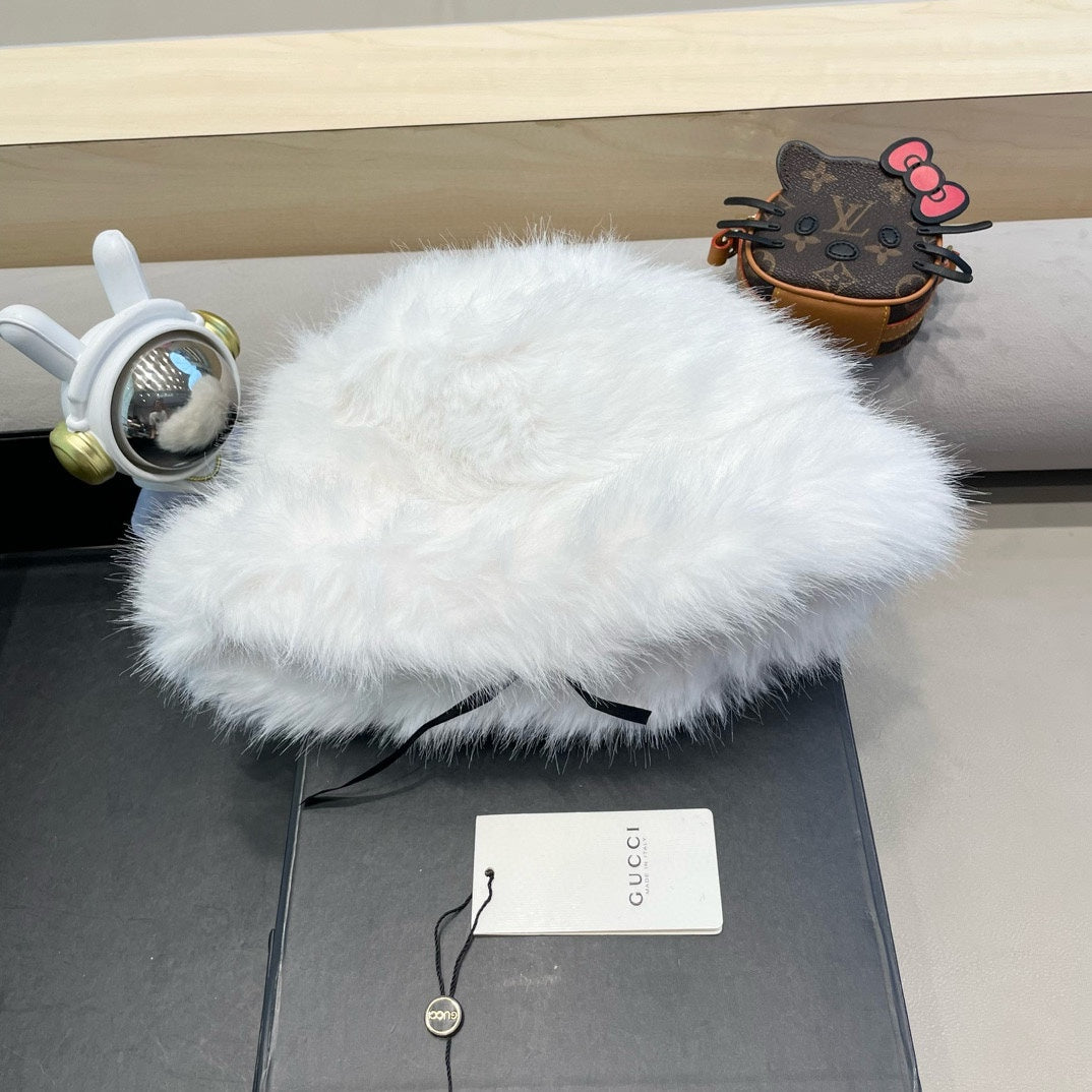BUCKET HAT IN WHITE FOX FUR 404750