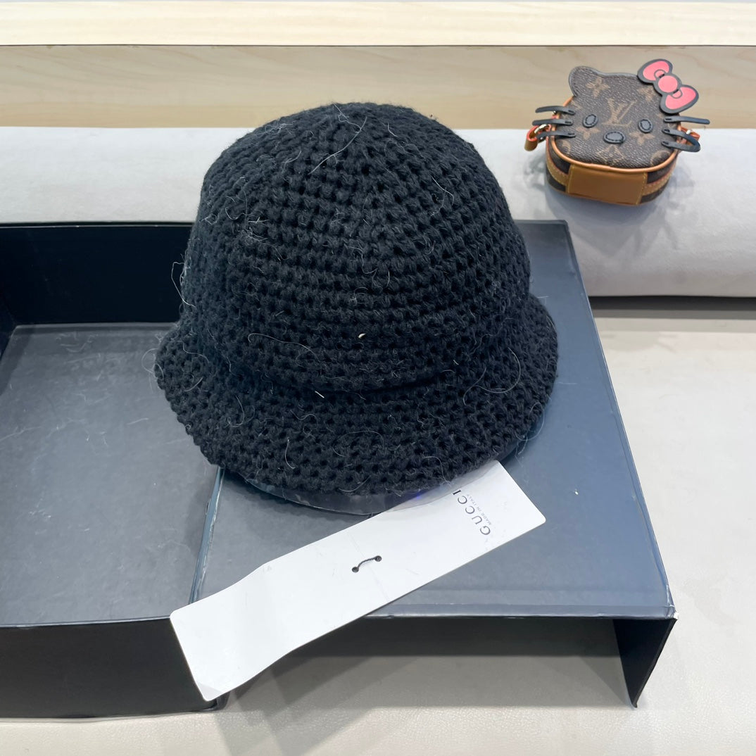 KNITTED BUCKET HAT IN BLACK WOOL 413395