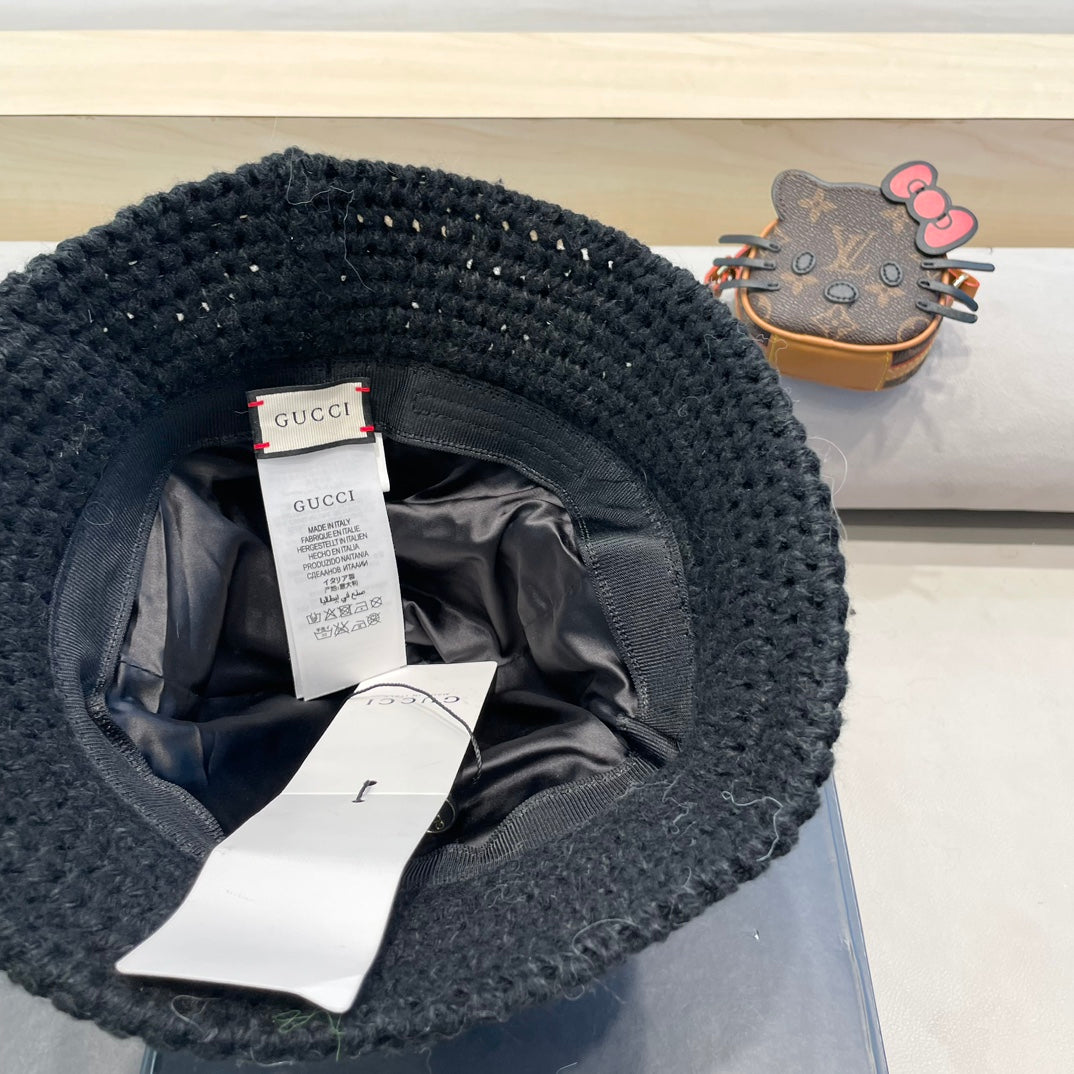 KNITTED BUCKET HAT IN BLACK WOOL 413395