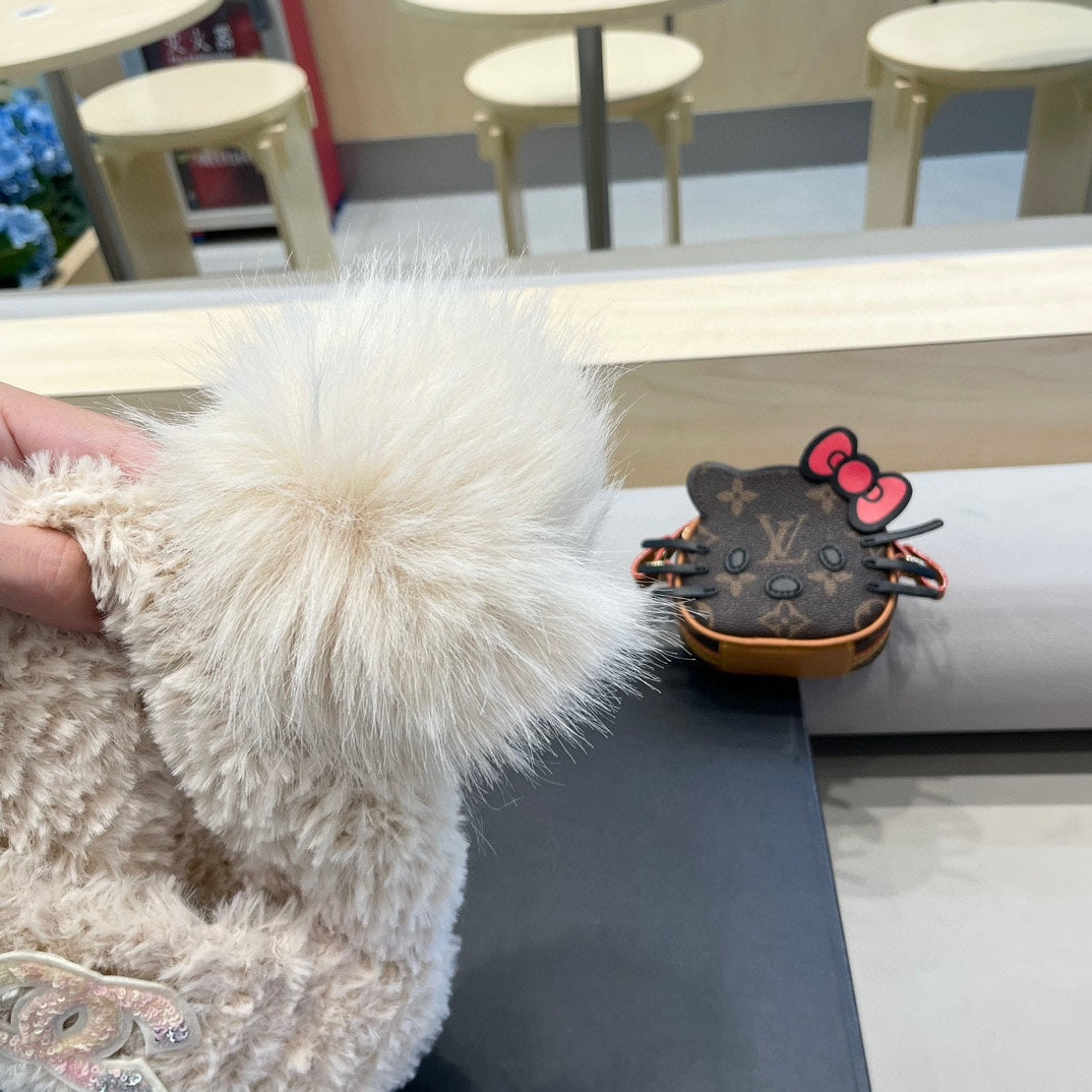 BEANIE HAT IN WHITE CREAM SOLF FLEECE 419711